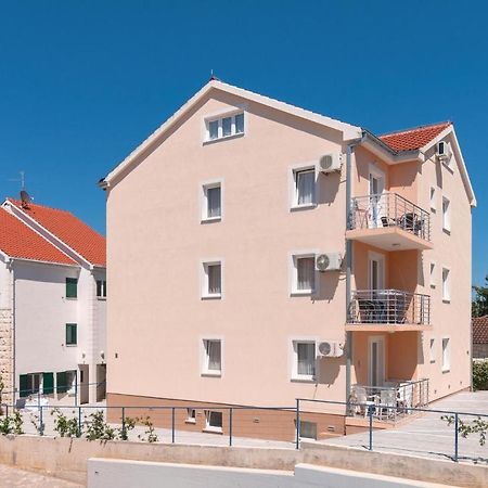 Cozy Apartment In Supetar With Kitchen Eksteriør bilde