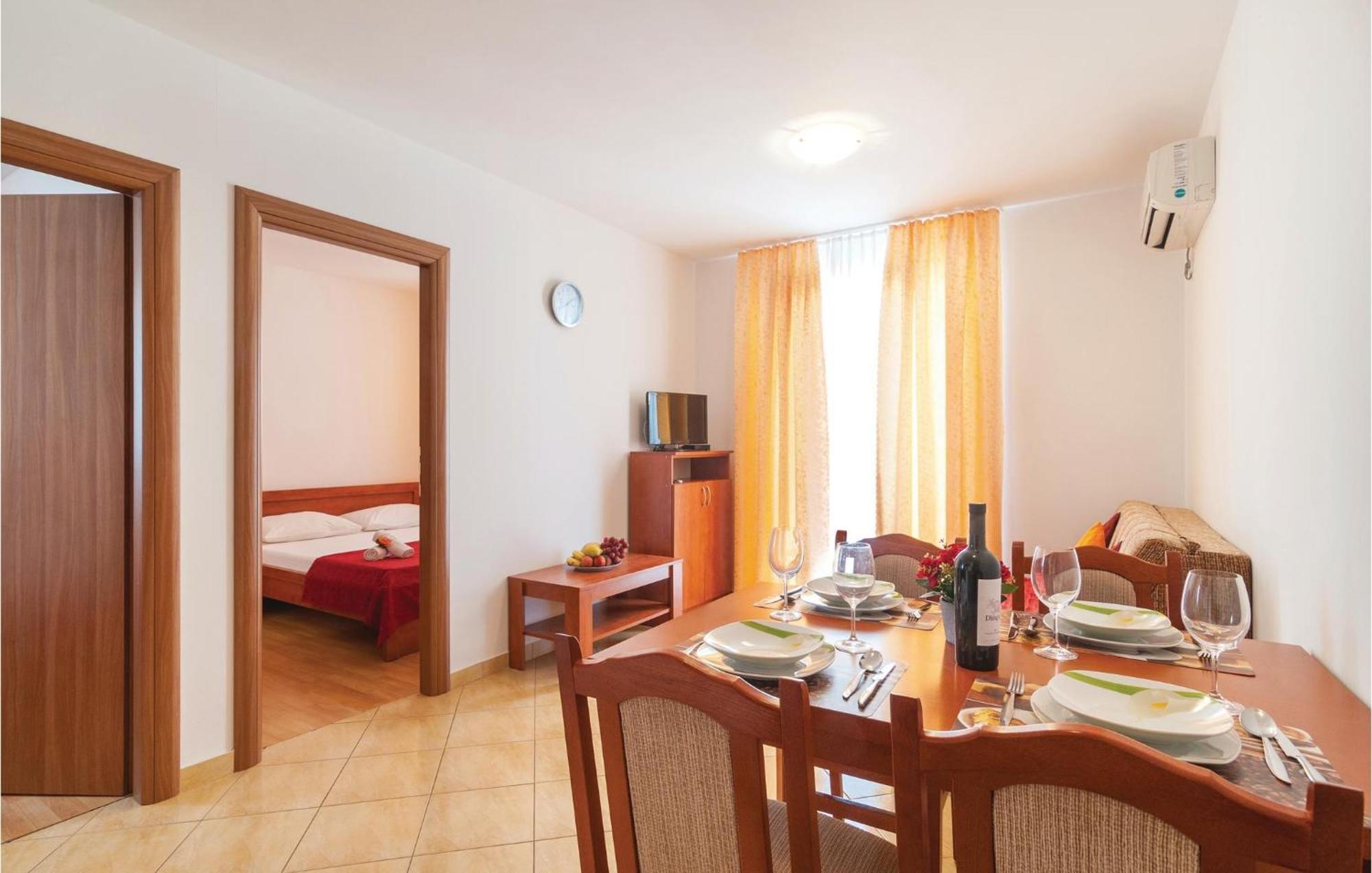 Cozy Apartment In Supetar With Kitchen Eksteriør bilde