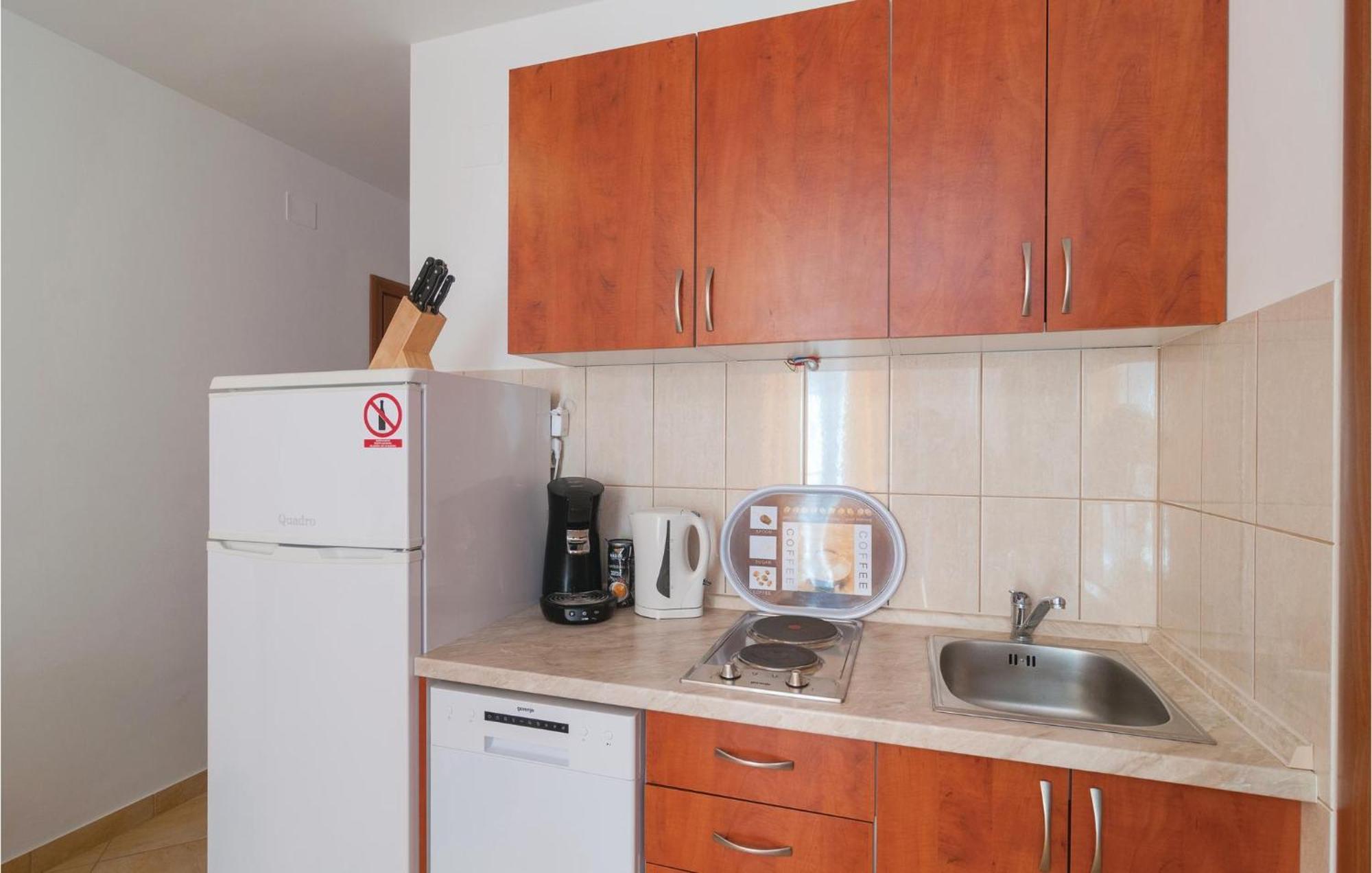 Cozy Apartment In Supetar With Kitchen Eksteriør bilde
