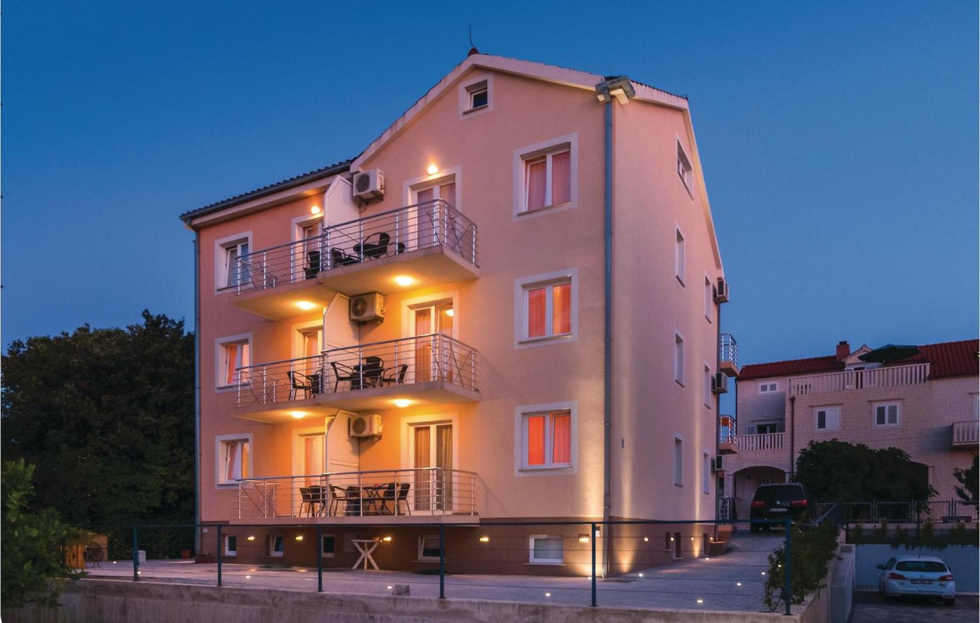 Cozy Apartment In Supetar With Kitchen Eksteriør bilde