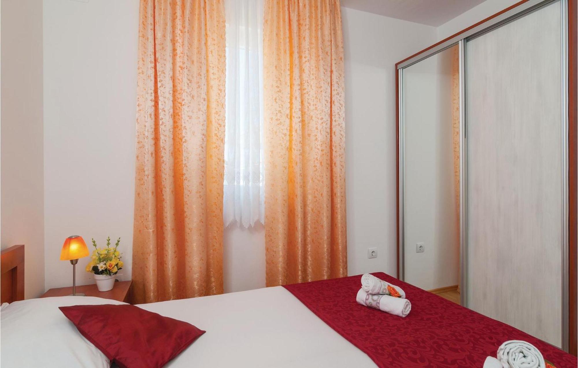 Cozy Apartment In Supetar With Kitchen Eksteriør bilde