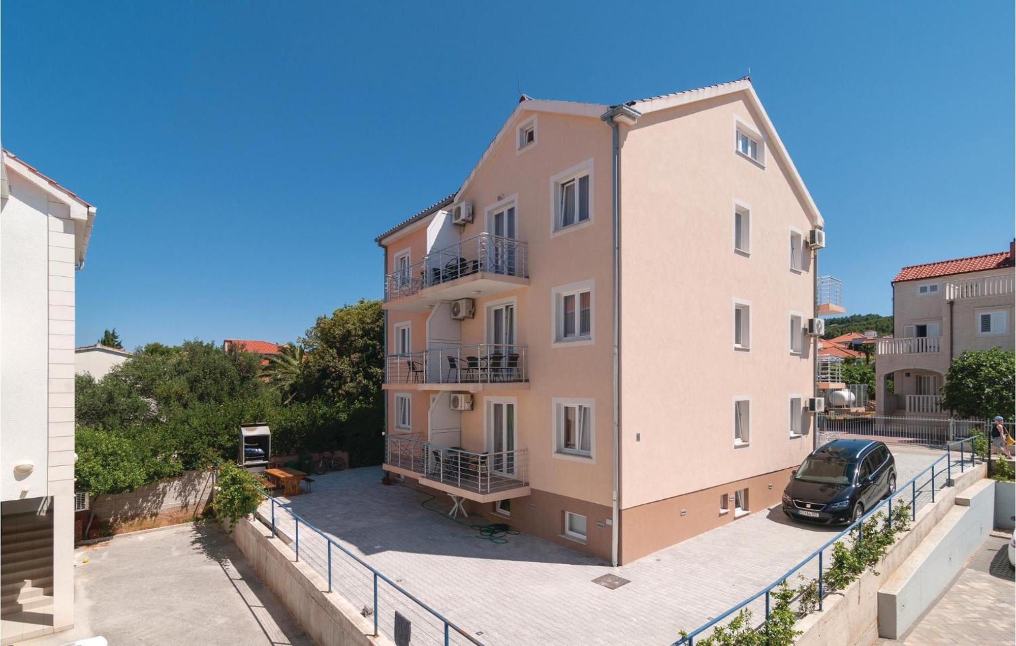 Cozy Apartment In Supetar With Kitchen Eksteriør bilde