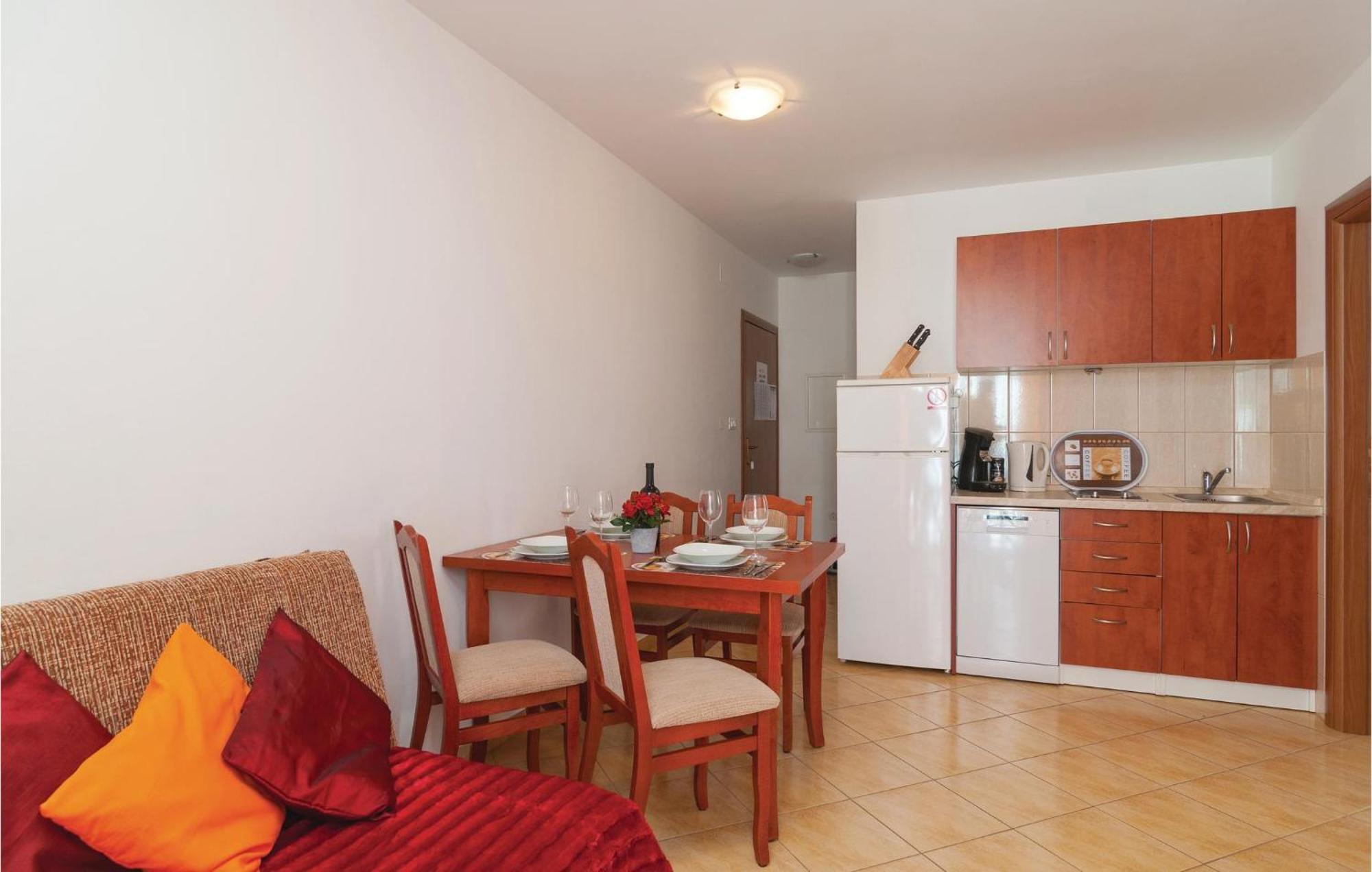Cozy Apartment In Supetar With Kitchen Eksteriør bilde