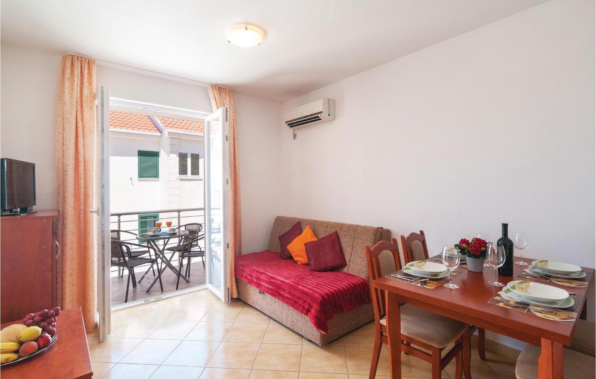 Cozy Apartment In Supetar With Kitchen Eksteriør bilde