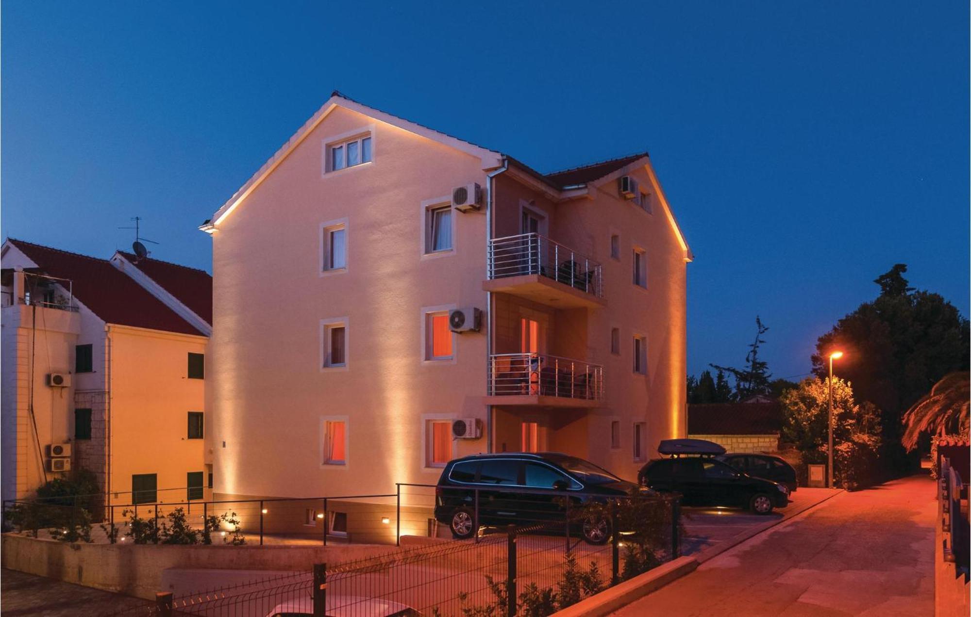 Cozy Apartment In Supetar With Kitchen Eksteriør bilde